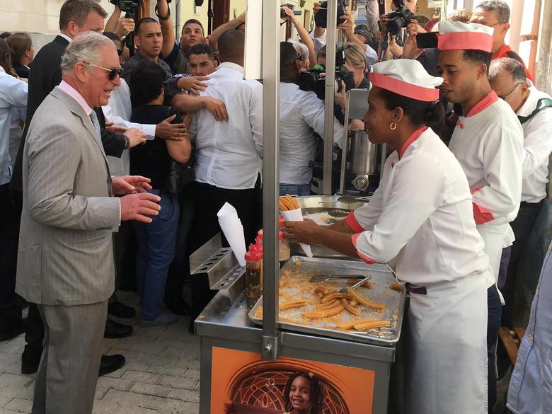 Người đứng đầu danh sách thừa kế ngai vàng Anh trò chuyện với những người bán đồ ăn ngoài đường phố ở thủ đô La Habana.