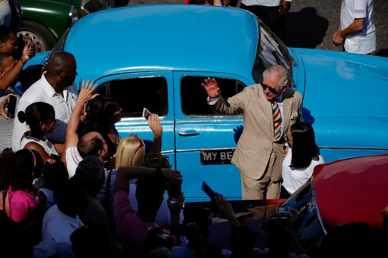 Thái tử Charles vẫy tay chào người dân khi tới dự một sự kiện ở thủ đô La Habana.