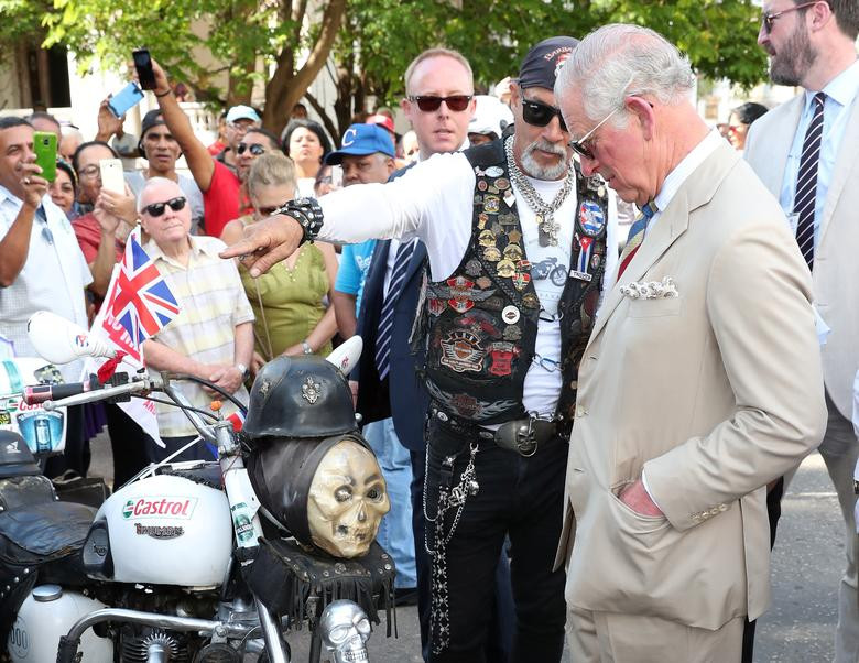 Thái tử Charles gặp gỡ mọi người tại sự kiện British Classic Car ở thủ đô La Habana.
