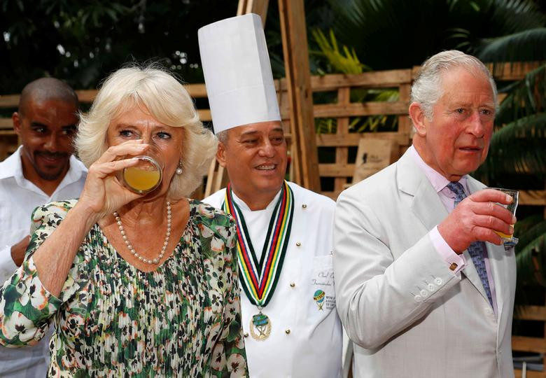 Thái tử Charles và phu nhân Camilla uống thử rượu rum khi tới thăm một nhà hàng tư nhân ở thủ đô Cuba.