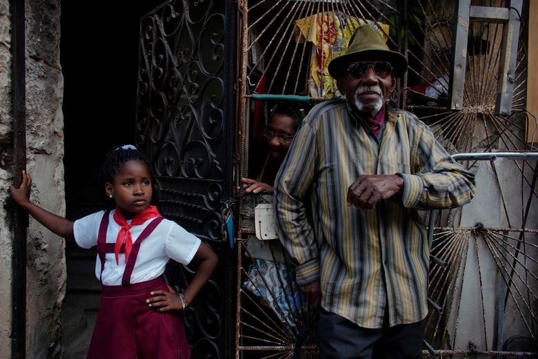 Nhiều người dân địa phương chờ để được nhìn thấy Thái tử Charles và Công nương Camilla. Mời độc giả xem thêm video: Bốn thế hệ Hoàng gia Anh cùng chụp ảnh sau 120 năm (Nguồn: VTC14)