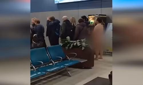 Hanh khach khoa than xep hang cho len may bay