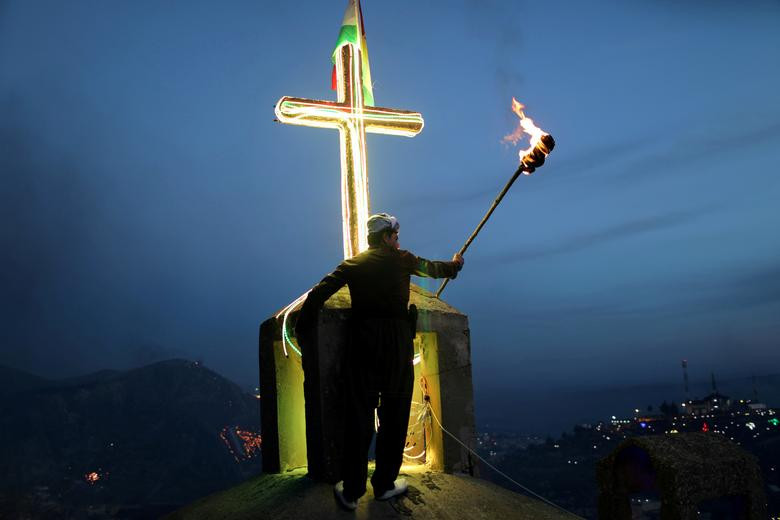 Một người đàn ông cầm đuốc mừng ngày Nowruz ở thị trấn Akra gần Duhok thuộc Khu tự trị Kurdistan hôm 20/3.