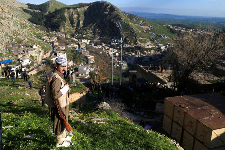 Một dân quân người Kurd đứng gác trước khi lễ hội diễn ra.