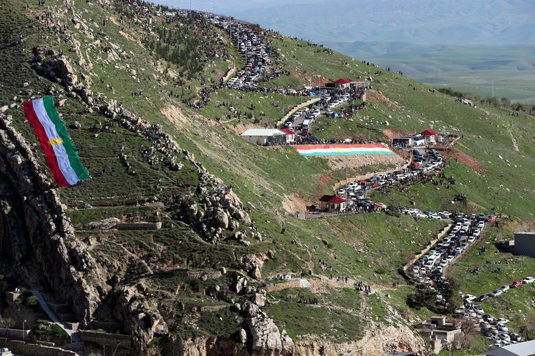 Nhiều người Kurd tập trung trên một ngọn núi ở thị trấn Akra để tham dự lễ mừng năm mới Nowruz ngày 20/3.