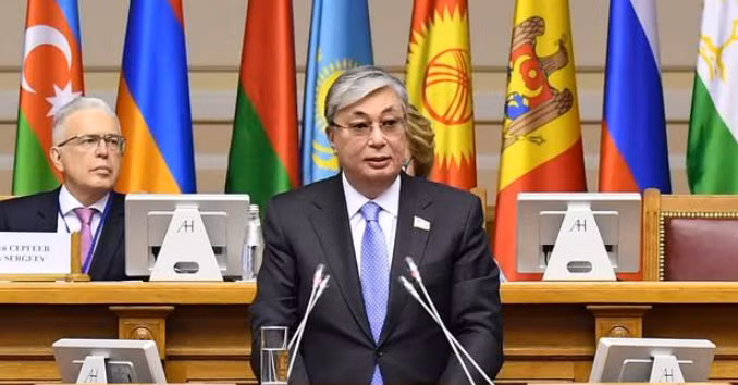 "Tôi xin thề sẽ phục vụ một cách trung thành người dân Kazakhstan, tuân thủ nghiêm ngặt hiến pháp và luật pháp của Cộng hòa Kazakhstan, đảm bảo các quyền và sự tự do của công dân, tận tâm hoàn thành các nhiệm vụ cao cả của Tổng thống Cộng hòa Kazakhstan", ông Tokayev tuyên thệ tại sảnh lớn phòng họp chung của lưỡng viện Quốc hội. Ảnh: AP.