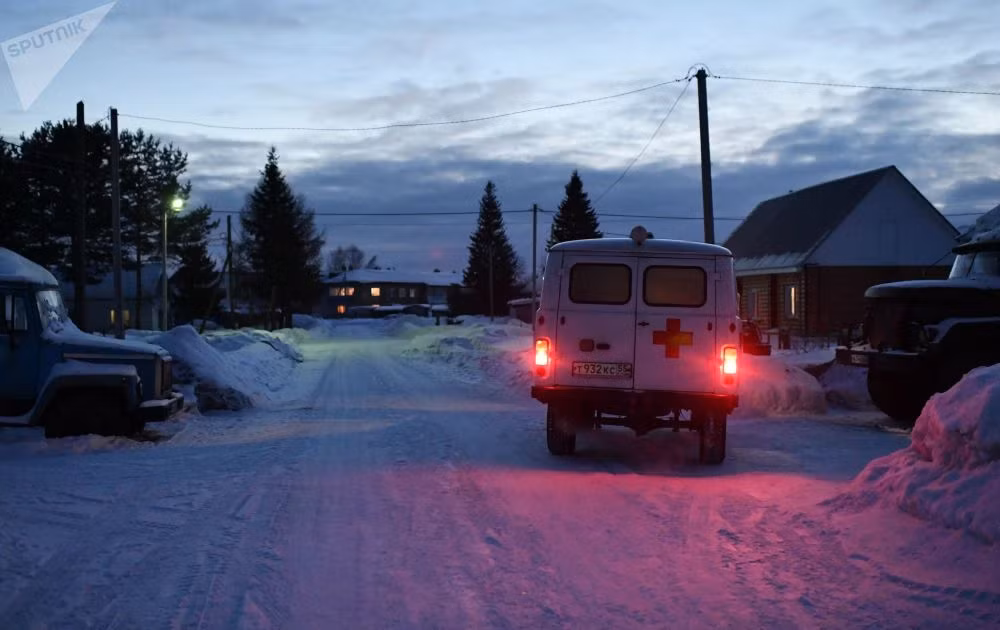 Chiếc xe cứu thương di chuyển trên con đường phủ đầy tuyết trắng ở Tara.