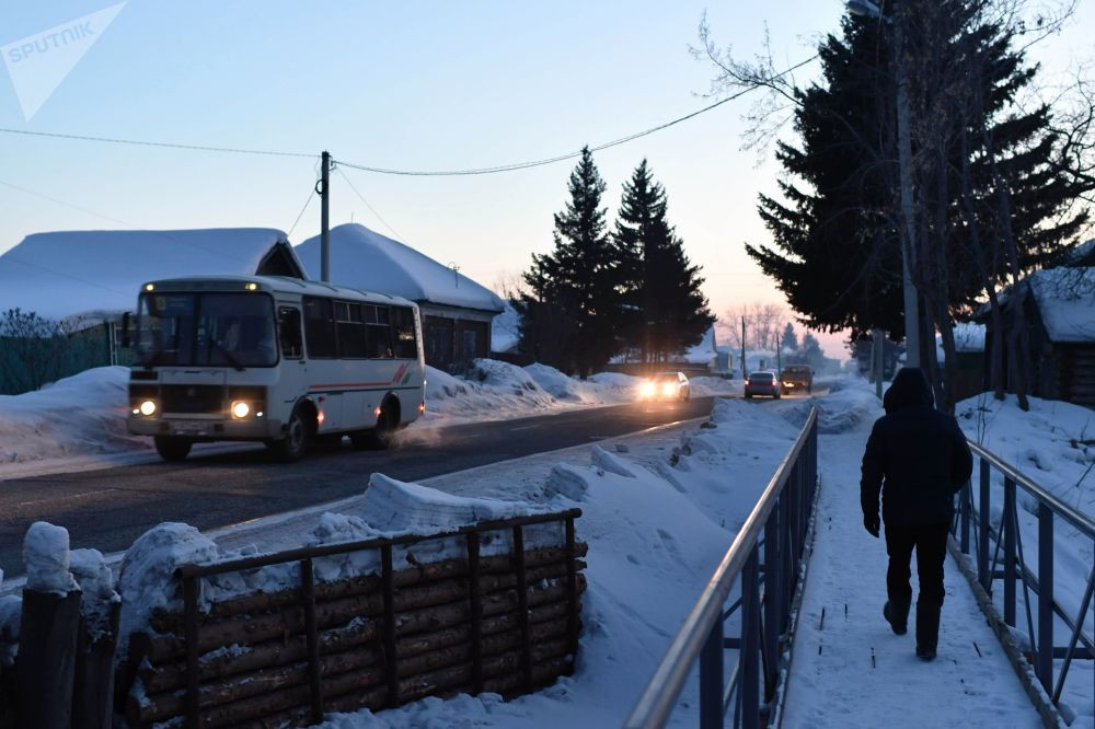 Các phương tiện di chuyển trên con đường làng Tara.