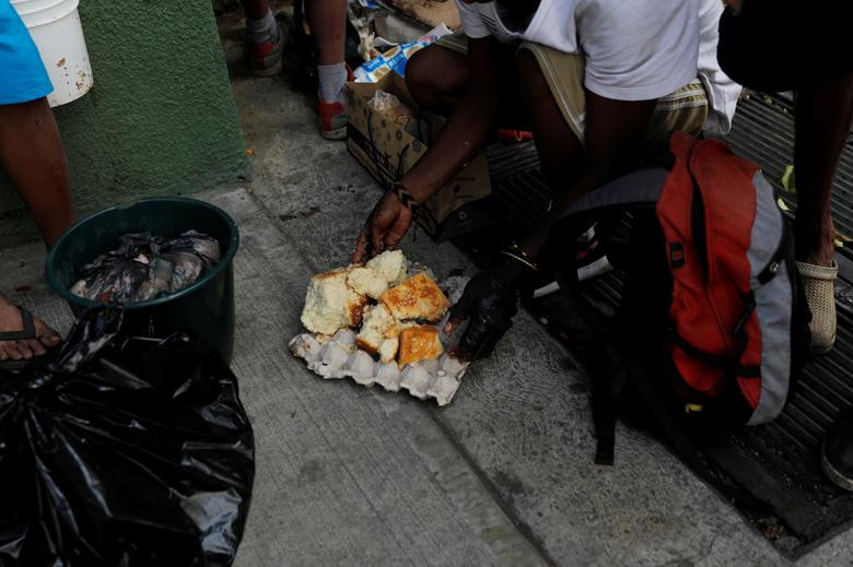 Thức ăn thừa bỏ đi trở thành "nguồn sống" của nhiều dân nghèo ở thủ đô Venezuela. 