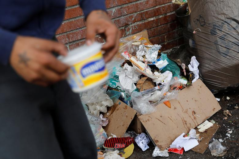 Cảnh người dân bới rác tìm thức ăn không phải hiếm thấy ở thủ đô Venezuela giữa thời kỳ khủng hoảng hiện nay.