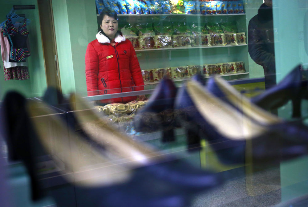 Bên trong một cửa hàng ở ký túc xá dành cho công nhân nhà máy dệt may ở thủ đô Bình Nhưỡng. Ảnh chụp vào ngày 30/1/2019.