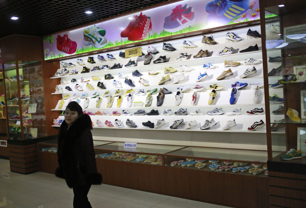 Phòng trưng bày các sản phẩm tại nhà máy giày Ryuwon ở thủ đô Triều Tiên ngày 1/2.