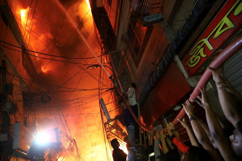 Đêm 20/2, vụ cháy xảy ra tại khu dân cư Chawkbazar, nơi tập trung nhiều toà nhà cổ và cả nhà kho chứa hoá chất, ở thủ đô Dhaka, Bangladesh, đã khiến ít nhất 81 người thiệt mạng.