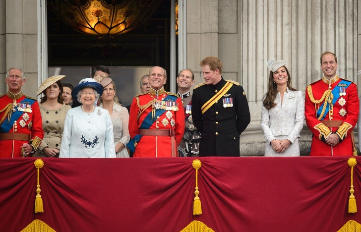 Có thể thấy, các thành viên trong gia đình Hoàng gia Anh không sử dụng "họ". Đó là vì gia đình Hoàng gia Anh rất nổi tiếng và không cần "họ" để phân biệt. Theo truyền thống, tất cả các Quốc vương Anh chỉ sử dụng tên và tước hiệu của mình. Ảnh: BS.