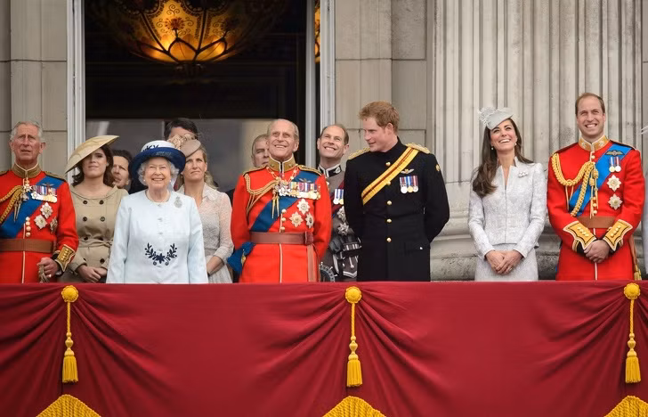 Có thể thấy, các thành viên trong gia đình Hoàng gia Anh không sử dụng "họ". Đó là vì gia đình Hoàng gia Anh rất nổi tiếng và không cần "họ" để phân biệt. Theo truyền thống, tất cả các Quốc vương Anh chỉ sử dụng tên và tước hiệu của mình. Ảnh: BS.
