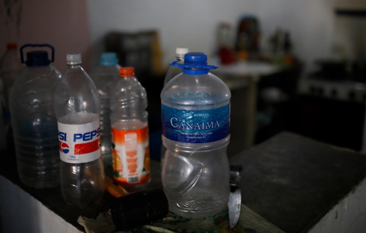 Theo hãng thông tấn Reuters, nhiều hộ gia đình ở Venezuela phải sống trong cảnh khan hiếm nước sử dụng vài tháng qua vì tình trạng mất điện và đường ống dẫn nước bị hỏng. Họ đã phải tích trữ nước được lấy từ các con sông hoặc mua tại cửa hàng. (Nguồn ảnh: Reuters)