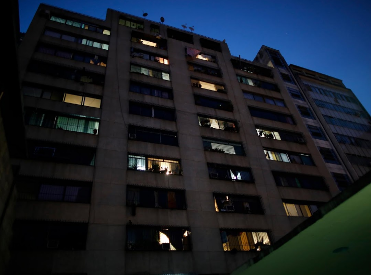 Tòa chung cư tại thủ đô Caracas khi màn đêm buông xuống. Mời độc giả xem thêm video: Nền y tế Venezuela khủng hoảng vì bác sĩ rời bỏ đất nước (Nguồn: VTC14)