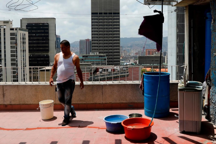 Người dân Venezuela phải sử dụng nước một cách tiết kiệm tối đa. Họ tắm, giặt giũ, nấu ăn và rửa bắt chỉ với vài lít nước mỗi ngày.