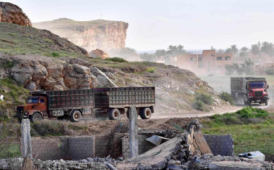 Xe tải của lực lượng SDF chở dân thường và các tay súng rời khỏi căn cứ cuối cùng ở Baghouz.