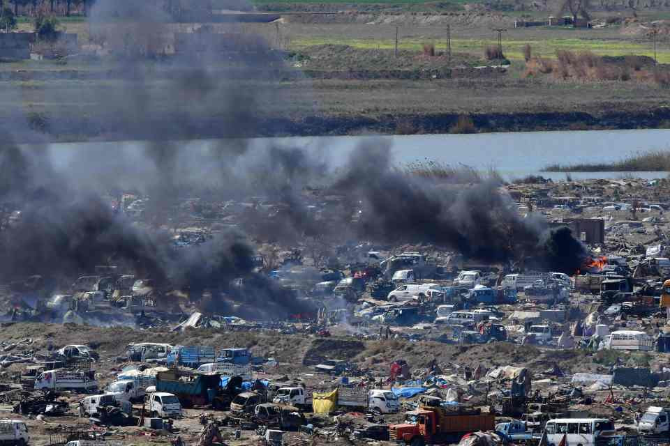 Thành trì cuối cùng của phiến quân IS tại Baghouz không còn gì khác ngoài những túp lều và các phương tiện.
