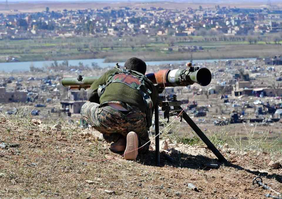 Người phát ngôn SDF cho biết thêm, hàng trăm tay súng IS bị thương đã bị bắt giữ và đưa tới các bệnh viện quân sự gần đó để điều trị.