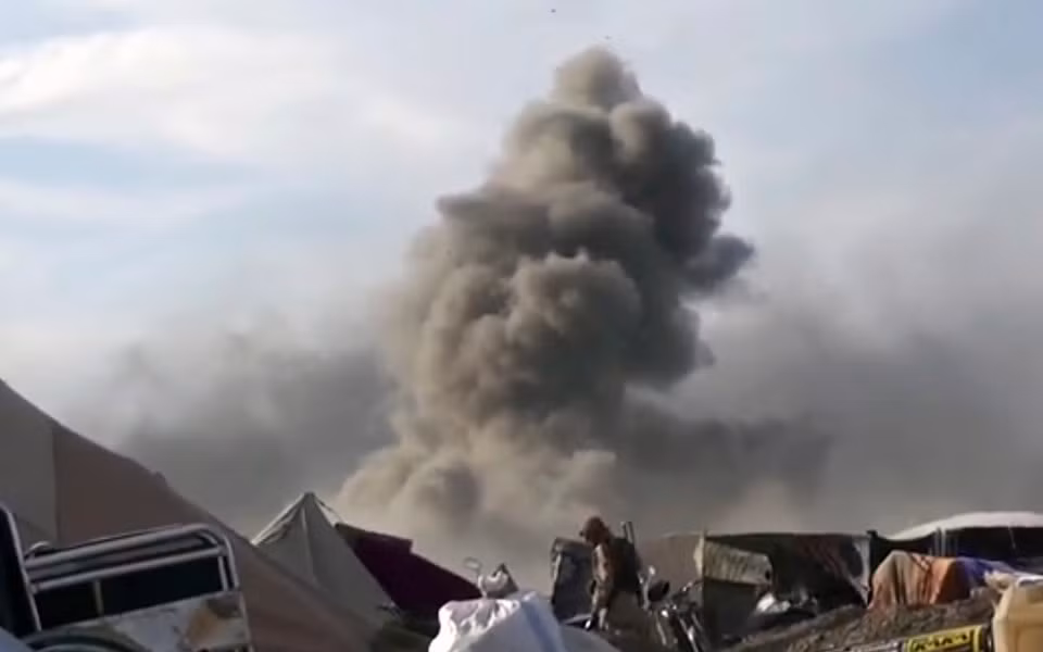 Khói bụi bốc lên trong cuộc giao tranh tại Baghouz.