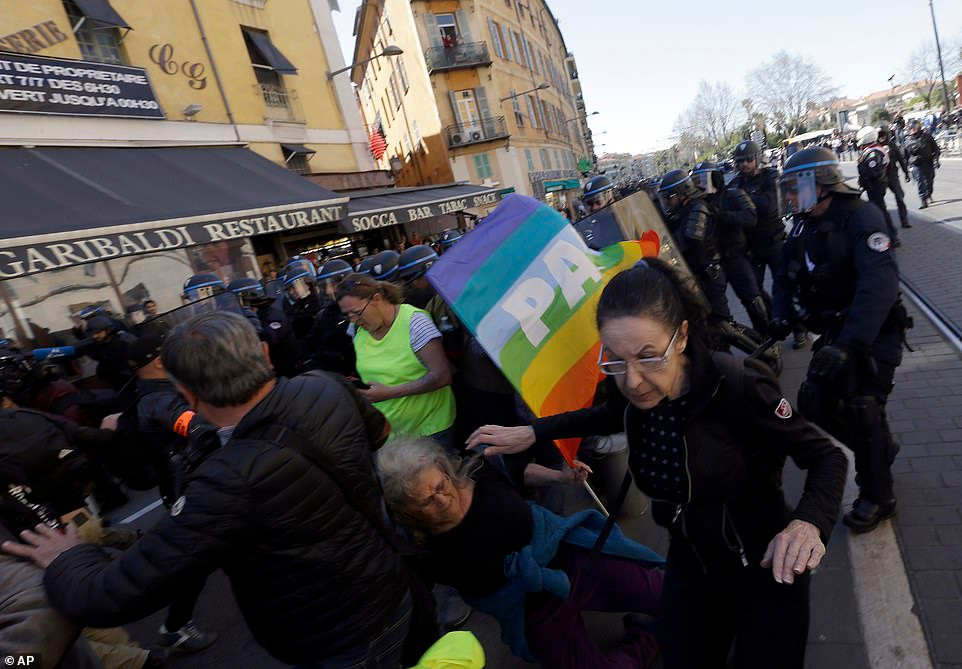 Hinh anh thu do Paris chim trong khoi lua tuan thu 19