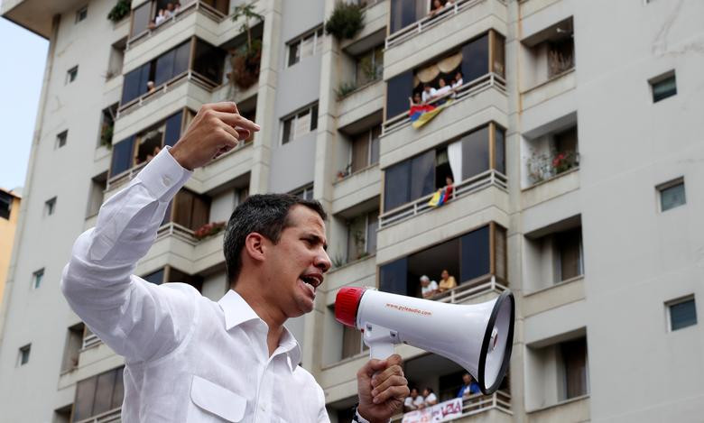 Thủ lĩnh phe đối lập Venezuela, Juan Guaido, phát biểu trước đám đông người biểu tình ở Caracas.