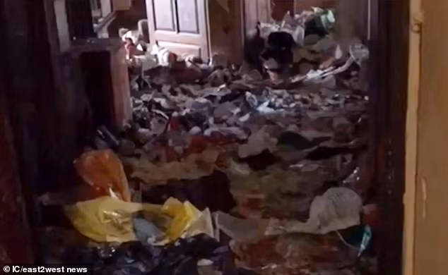 Phan no ba me “nhot” con gai 5 tuoi trong phong ngap rac-Hinh-2