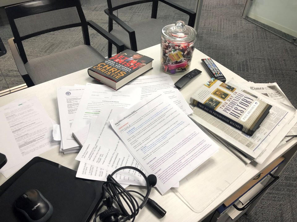 Từ 19 giờ trở đi, bàn làm việc của nữ giám đốc này trở nên bừa bộn hơn.