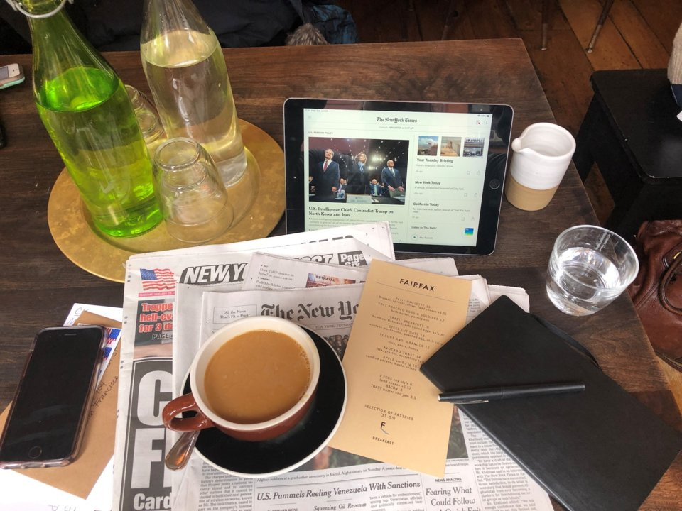 Colleen King ăn sáng tại West Village, một vùng lân cận của thành phố New York. Cô thường gọi trứng và cà phê. "Bạn sẽ nhìn thấy các nhà biên kịch, tác giả và người dân địa phương tụ tập hoặc đi chơi với bạn bè. Lúc này, tôi sẽ gửi email cho sếp của mình khi xác định sẽ mời ai tham gia chương trình và vấn đề nào chúng tôi nghĩ sẽ quan trọng lúc 23 giờ tối", King chia sẻ.