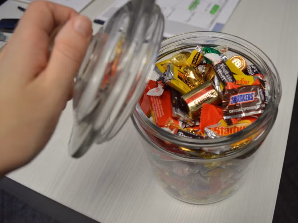 Colleen King luôn để một hộp kẹo trên bàn làm việc.