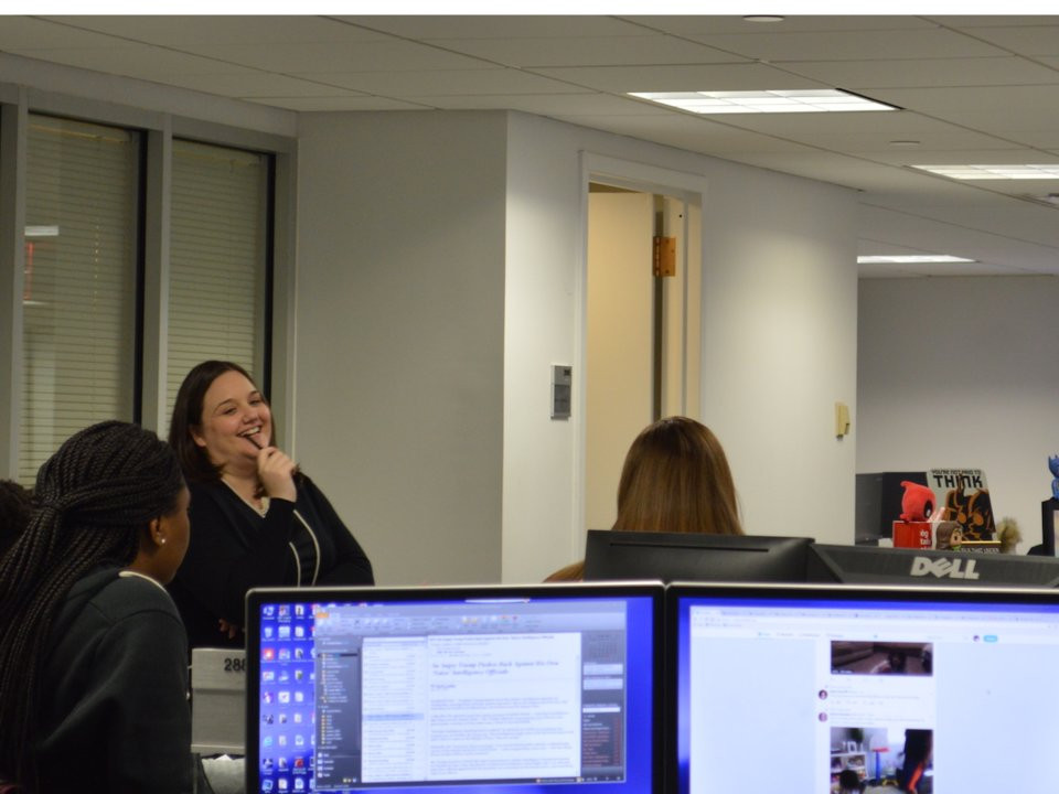 Vào giữa buổi chiều, King gặp hai sếp của cô và người đặt lịch làm việc để biết chính xác khách mời tham gia chương trình và những nội dung chủ đề đang làm. Vào lúc 16 giờ, đội ngũ The 11th Hour họp để thực hiện kế hoạch và phân công nhiệm vụ.