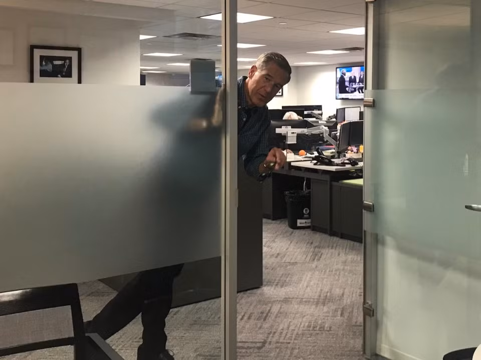 "Hầu như tối nào Brian William (người dẫn chương trình The 11th Hour) và tôi cũng phải đến phòng làm việc của nhau mang theo một số kịch bản để trao đổi", cô kể.