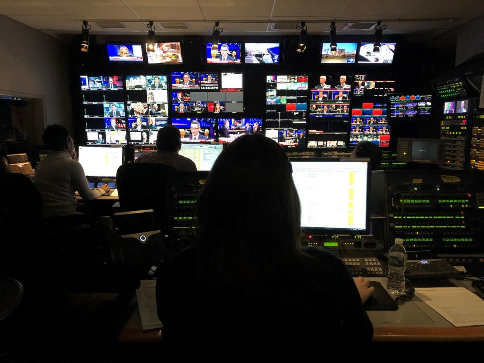 Khoảng 22h30, cô đến phòng điều hành. Trước khi mọi người tới, cô đọc lại kịch bản và kiểm tra Twitter lần cuối. "Sau đó là thời gian chương trình lên sóng", cô nói.