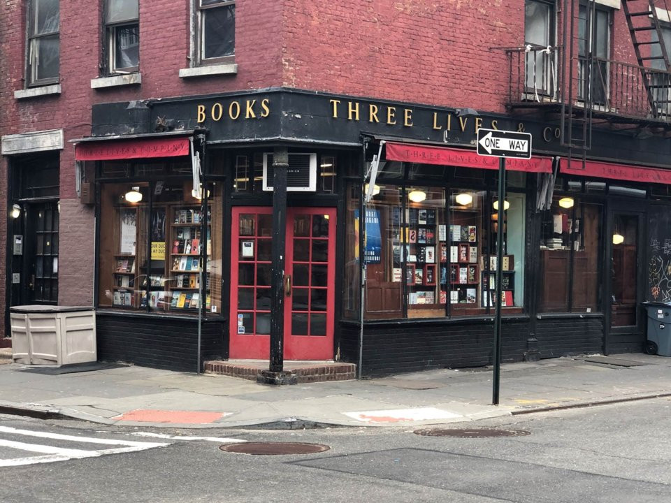 Cô thức dậy vào khoảng 8h30 sáng, sau đó đến tiệm giặt khô, bưu điện, hiệu thuốc và ghé vào nhà sách Three Lives.