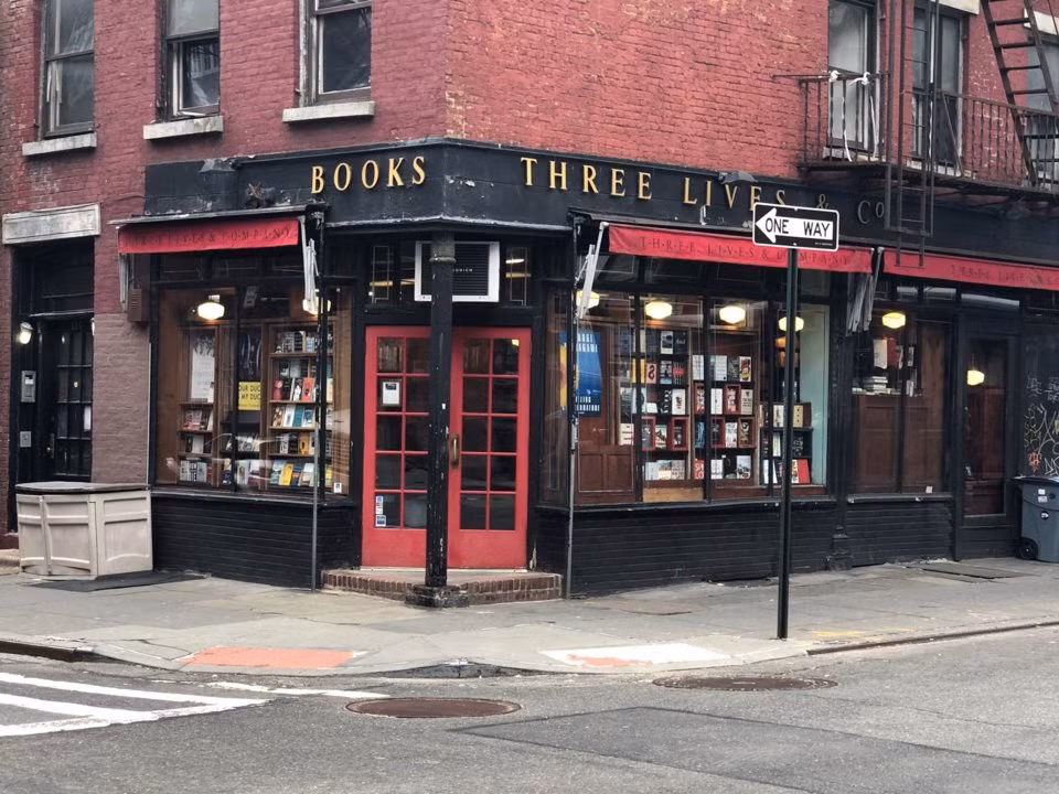 Cô thức dậy vào khoảng 8h30 sáng, sau đó đến tiệm giặt khô, bưu điện, hiệu thuốc và ghé vào nhà sách Three Lives.