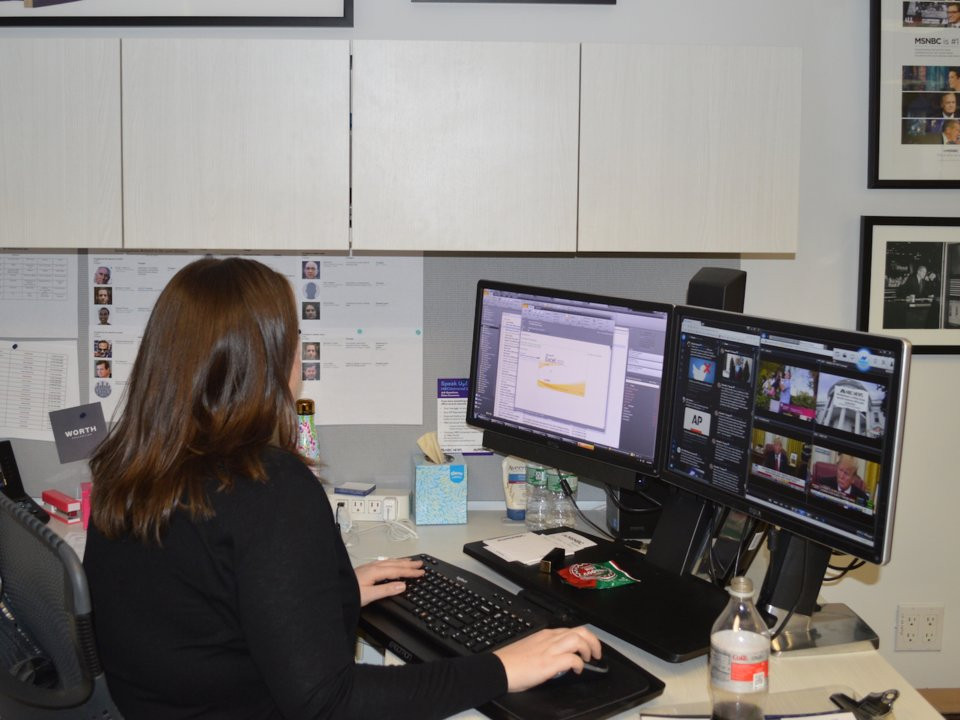 Phòng làm việc của cô có 3 màn hình ti vi và hai máy tính. "Bàn của tôi trở nên lộn xộn hơn khi ngày làm việc bắt đầu", cô nói.