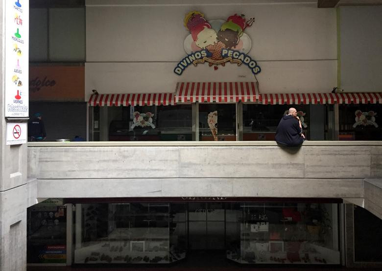 Một trung tâm mua sắm ở Caracas lúc mất điện nhìn từ bên ngoài.