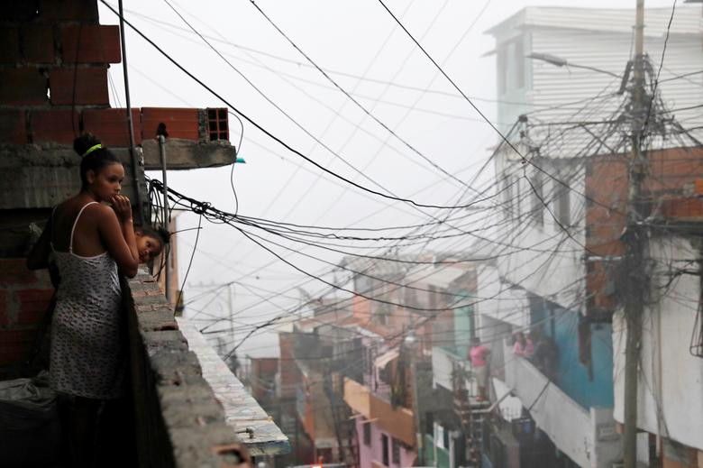 Người phụ nữ đứng trên ban công tại khu ổ chuột Catia, thủ đô Caracas, sau khi mất điện.