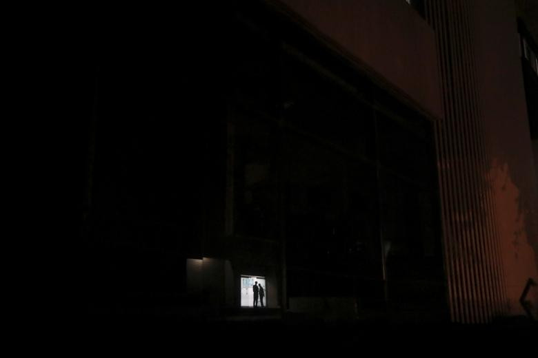 Tình trạng cắt điện thường xuyên ảnh hưởng nặng nề đến cuộc sống của người dân và khiến họ đổ ra đường biểu tình tại nhiều khu vực trên khắp đất nước Venezuela, trong đó có thủ đô Caracas.