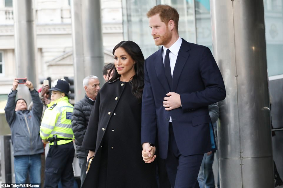 Hoàng tử Harry nắm tay Công nương Meghan Markle tới dự lễ tưởng niệm.