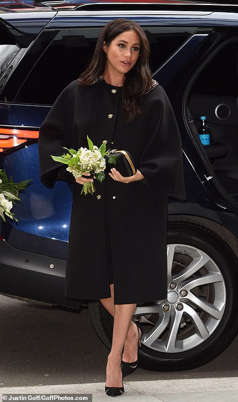 Công nương Markle cầm hoa đến tưởng niệm các nạn nhân xấu số tại toà nhà New Zealand House ngày 19/3.