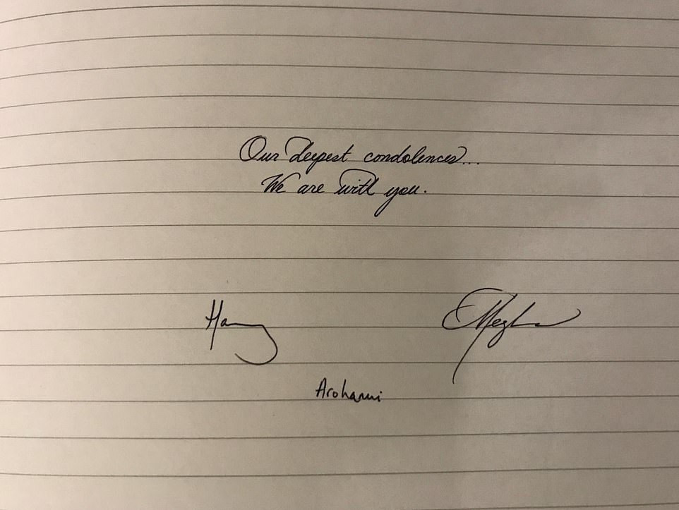 "Chúng tôi luôn bên các bạn" là thông điệp đoàn kết mà vợ chồng Hoàng tử Harry gửi tới các nạn nhân vụ xả súng tại thành phố Christchurch.