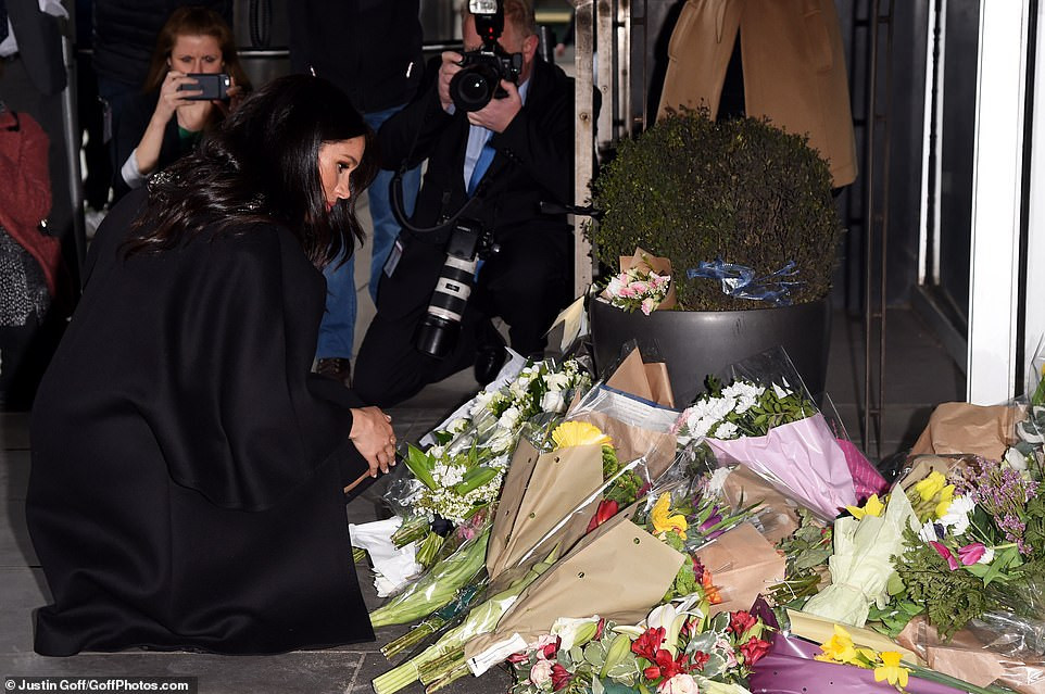 Công nương Meghan Markle cũng cẩn thận đặt bó hoa tưởng niệm các nạn nhân vụ xả súng.