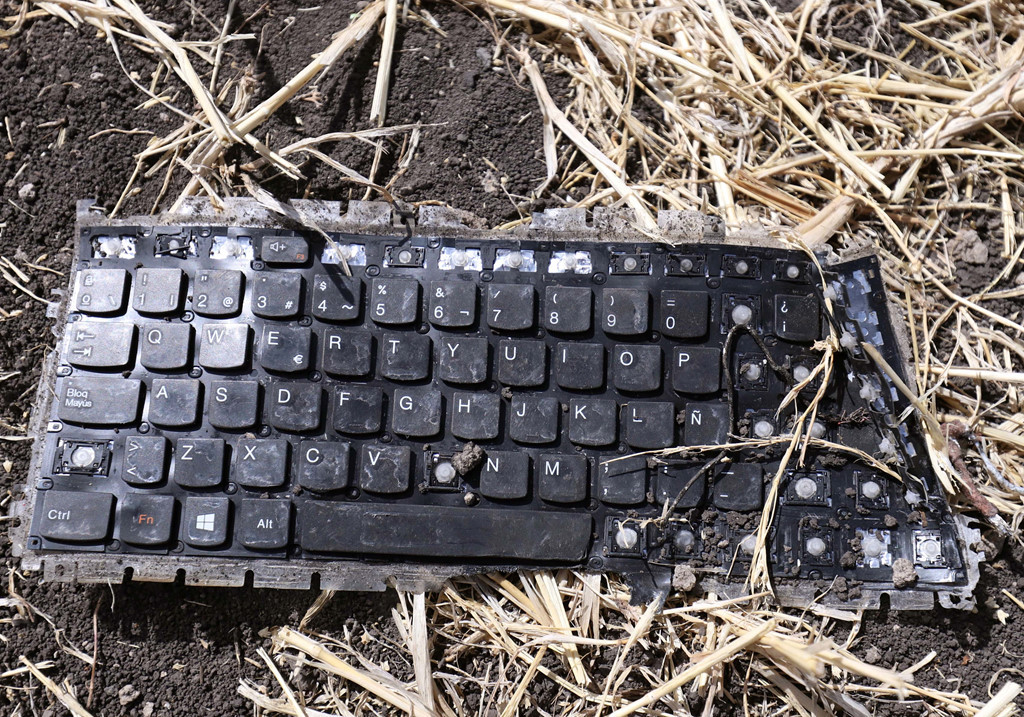 Di vat cua nan nhan may bay Ethiopia vo nat, la liet tren nen dat-Hinh-5