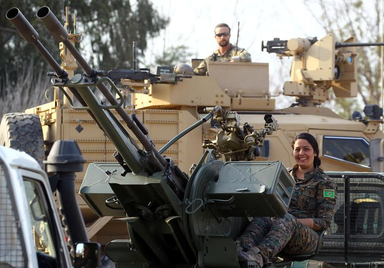 Chiến binh SDF cười tươi trước ống kính tại khu vực mỏ dầu al-Omar, tỉnh Deir Ezzor, sau khi giành chiến thắng trước tổ chức khủng bố IS.