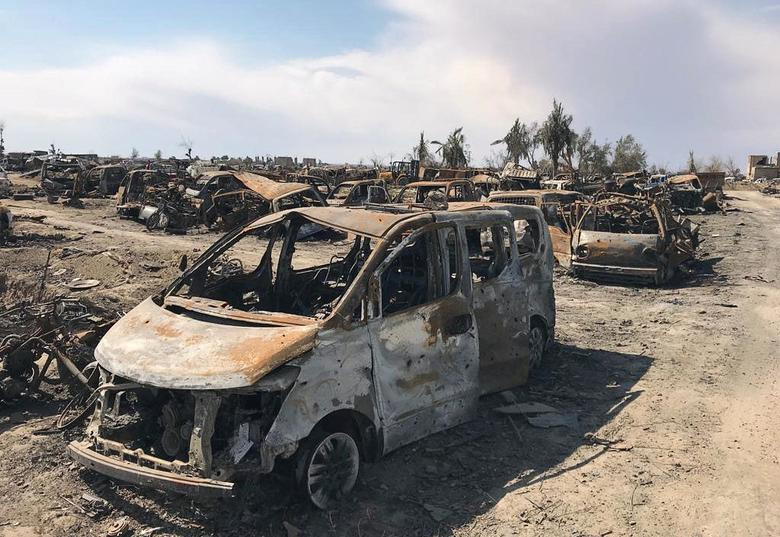 Mặc dù đã sụp đổ tại Iraq và Syria, song các "tế bào" IS ở các quốc gia khác trên khắp thế giới vẫn đặt ra mối lo ngại về an ninh. Ảnh: Những chiếc xe bị thiêu rụi tại ngôi làng Baghouz.