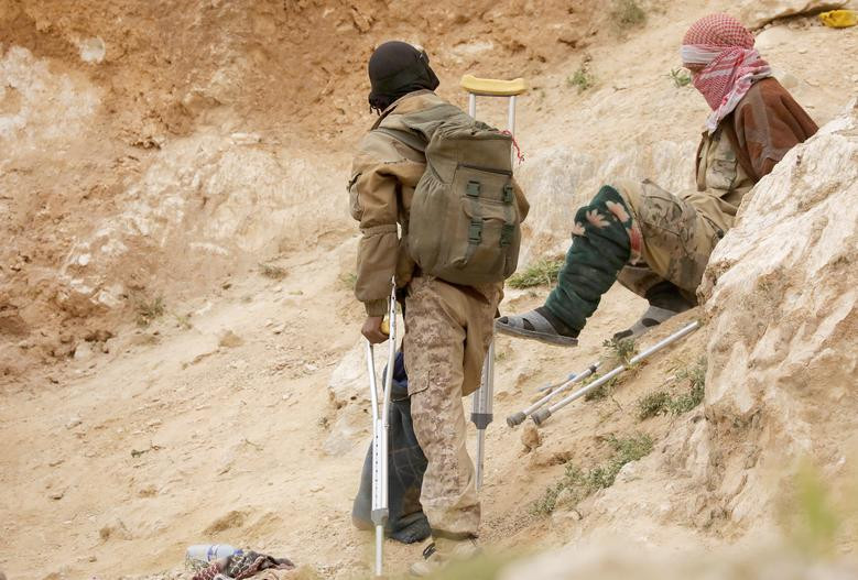 Một số chiến binh IS bị thương tại ngôi làng Baghouz ngày 14/3.