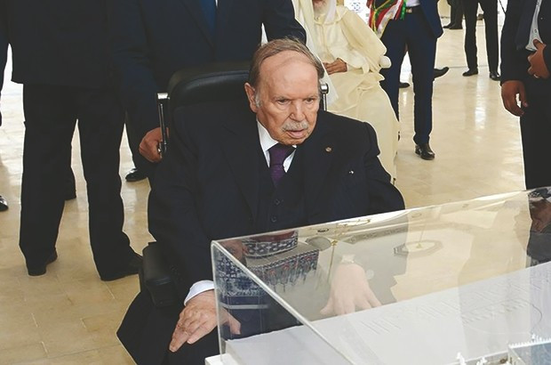 Mới đây, Tư lệnh quân đội Algeria đã đề cập tới việc đương kim Tổng thống Abdelaziz Bouteflika nên từ chức khi "không còn phù hợp để điều hành đất nước". Nếu chấp nhận, ông Bouteflika sẽ chính thức kết thúc 2 thập kỷ cầm quyền của mình. Ảnh: AP.